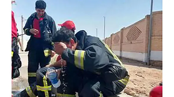 4 آتش نشان در عملیات اطفاء حریق پاساژ قشم آسیب دیدند
