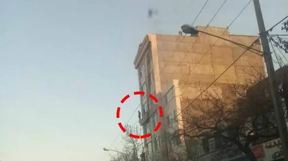 عکس لحظه خودکشی مرد مشهدی در خیابان عبادی  + جزییات