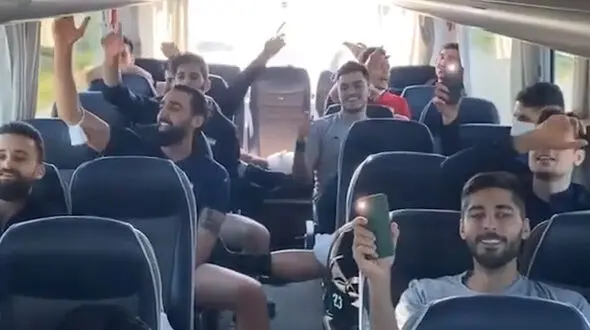 آوازخوانی ترکی ملی پوشان والیبال ایران در اتوبوس + فیلم 