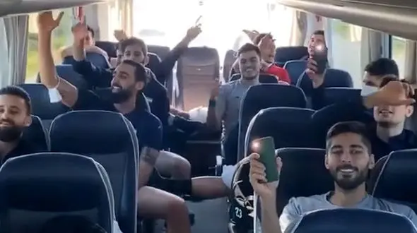 آوازخوانی ترکی ملی پوشان والیبال ایران در اتوبوس + فیلم 