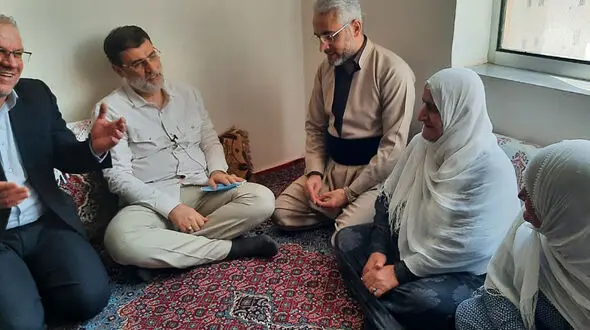 دیدار قاضی زاده هاشمی با خانواده معظم شهیدان حاتمی