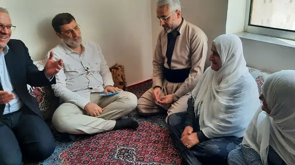 دیدار قاضی زاده هاشمی با خانواده معظم شهیدان حاتمی