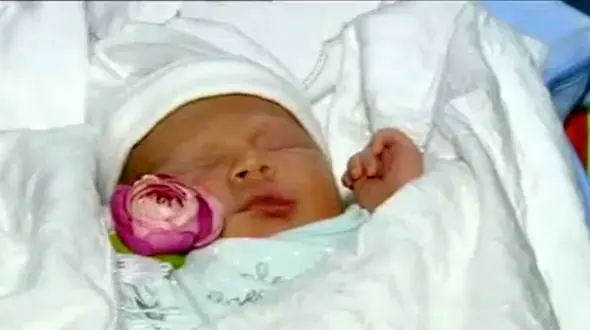 مهدیار اولین نوزاد سال ۹۷ ایران شد+ فیلم