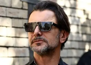 فیلم / امین حیایی: خواهرم در اوج جوانی و با بچه 2 ساله اش فوت کرد /  در مراسم سوم خواهرم زندگی ام از این رو به اون رو شد / خدا به گلایه هام گوش داد