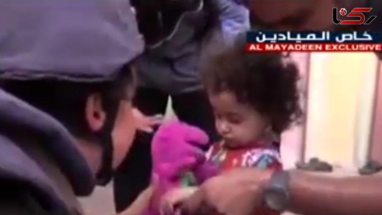 هدیه خبرنگار المیادین به دختر آزاد شده از دست داعش +فیلم