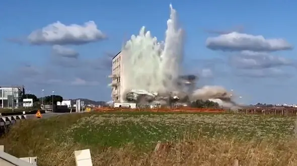 ببینید / تخریب ساختمان مافیا در ثانیه