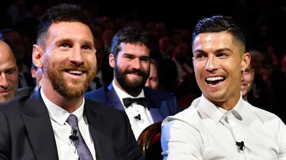 شب متفاوت دو فوق ستاره/ مسیِ خندان میان عکاسان، رونالدو عصبانی در زمین + فیلم