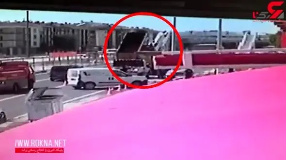 برخورد شدید کامیون با پل عابر پیاده در بزرگراه + فیلم