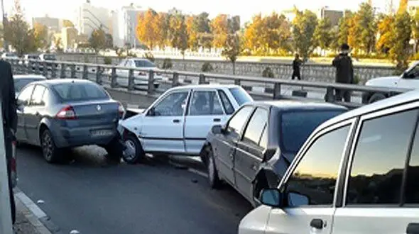 تصادف زنجیره‌ای در جاده چناران ۶ مجروح داشت