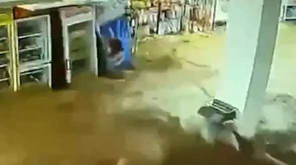 فیلم تخریب فروشگاه توسط سیل در چمچمال