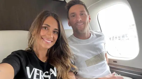 نوشته روی استوک های جدید مسی علاقه او به این زن را فاش کرد +عکس