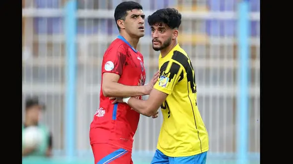 جنجال پرتاب چاقو به سمت بازیکنان فوتبال در بازی لیگ برتر / در بازی نساجی و نفت مسجد سلیمان رخ داد + فیلم