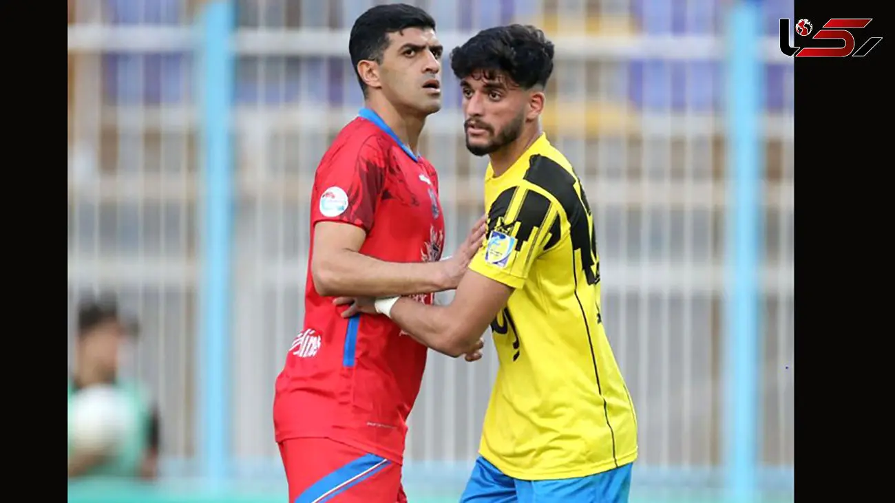 جنجال پرتاب چاقو به سمت بازیکنان فوتبال در بازی لیگ برتری / در بازی نساجی و نفت مسجد سلیمان رخ داد + فیلم