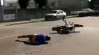 ببینید / برخورد وحشتناک مرد موتورسوار با 2 نوجوان اسکوترسوار در خیابان! + فیلم