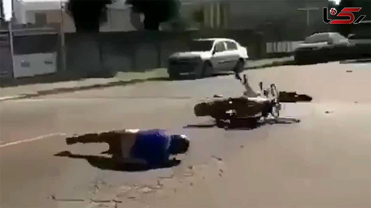 ببینید / برخورد وحشتناک مرد موتورسوار با 2 نوجوان اسکوترسوار در خیابان! + فیلم