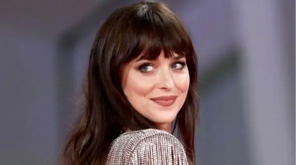 عکس ها / نگاهی به چیدمان با فرش ایرانی داکوتا جانسون / نه مبل‌های هالیوودی، نه لوسترهای لاکچری / فرش ایرانی قلب خانه داکوتا جانسون است 