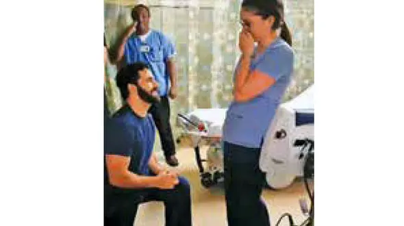 خواستگاری عجیب از خانم پرستار روی تحت اتاق عمل+عکس