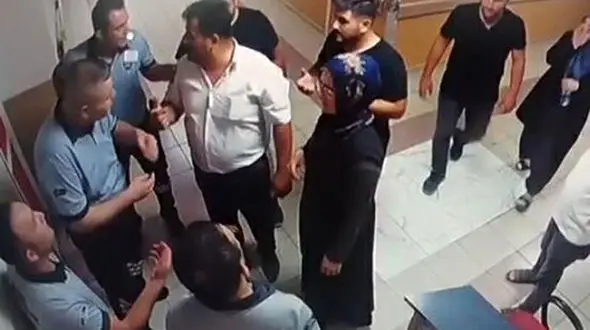 ببینید / تصاویر تکان‌دهنده از کتک زدن حراست بیمارستان توسط همراهان بیمار نوشهیر!
