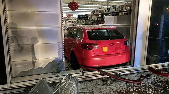 ببینید / ورود هولناک یک راننده زن با خودروی شخصی‌اش داخل فروشگاه!