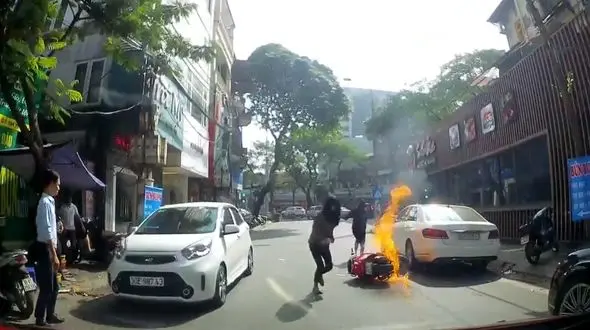 فیلم لحظه آتش گرفتن یک موتورسیکلت با دو راکب در خیابان+ عکس
