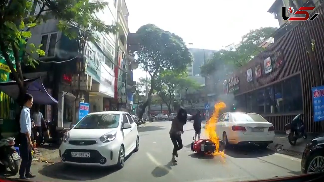 فیلم لحظه آتش گرفتن یک موتورسیکلت با دو راکب در خیابان+ عکس