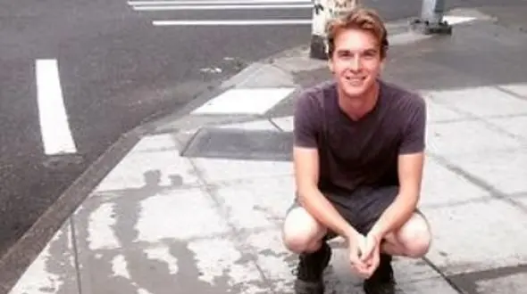 خلاقیت استثنایی هنرمند امریکایی که رویاهای دوران کودکی را در روزهای بارانی به خیابانهای شهر کشید/ نقاشیهایی که فقط و فقط زیر باران میتواند دید