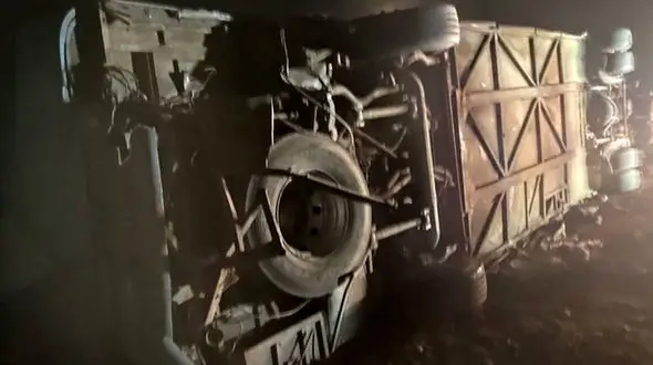 مشارکت تیم های انتظامی و پلیس راه با امدادگران در صحنه واژگونی اتوبوس در کرمان/ بررسی دقیق علت سانحه