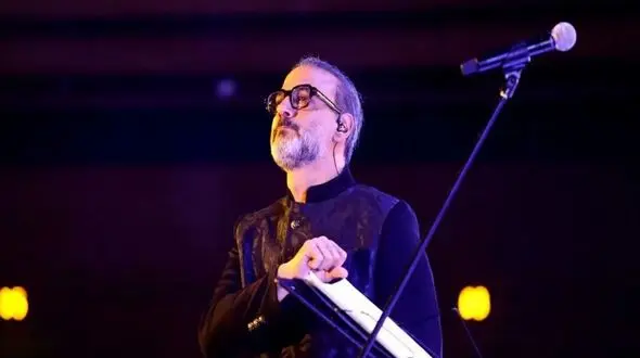 فیلم آواز اصیل و باشکوه علیرضا قربانی / وسط کنسرت صداش گرفت به جاش تماشاچیا خوندن سنگ تموم گذاشتن !