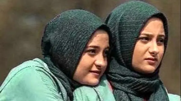 فیلم / نگاهی به عروسی همزمان  و نمادین سارا و نیکای فرقانی در ایران با لباس عروس های گیپور/ دوست نداشتیم تو یه روز عروس شیم