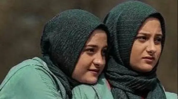 فیلم / نگاهی به عروسی همزمان  و نمادین سارا و نیکای فرقانی در ایران با لباس عروس های گیپور/ دوست نداشتیم تو یه روز عروس شیم