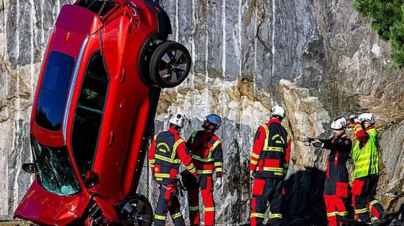 ببینید / سقوط خودرو گران‌قیمت از ارتفاع!