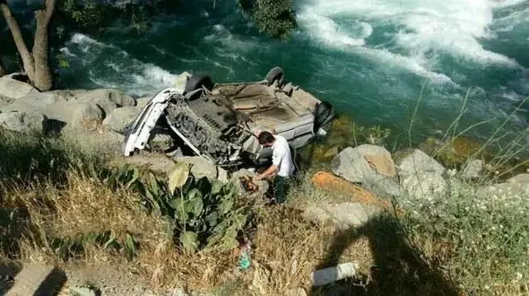 سقوط عجیب پراید در رودخانه چالوس + عکس