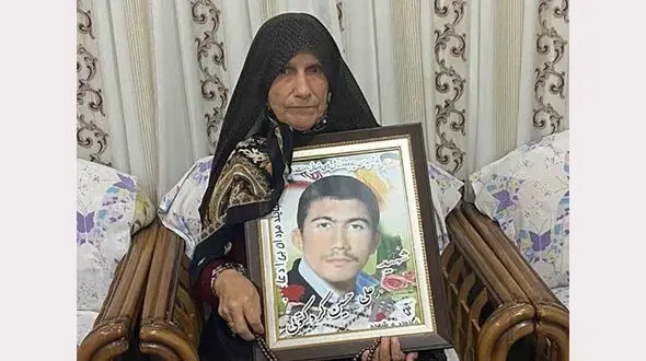کار زیبای ماه نساء مادر شهید گلستانی برای بیماران کرونایی + عکس