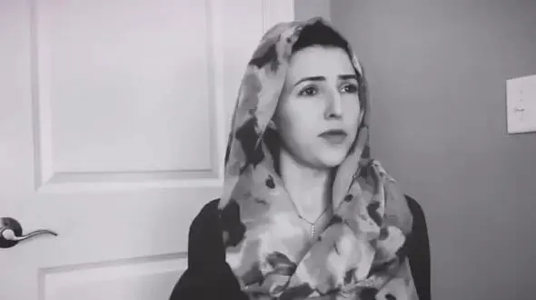 فیلم قرآن خواندن جنیفر خواننده آمریکایی در پخش زنده تلویزیونی