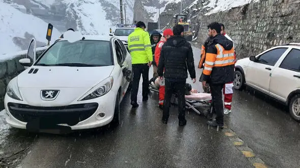 سقوط سنگ  بر روی پژو207در جاده چالوس / راننده در دم جان باخت 
