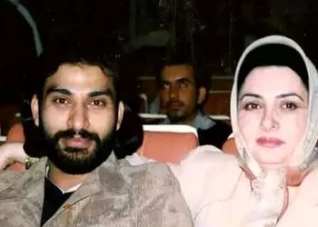 فیلم آواز احساسی /  ناصر عبداللهی چشم تو چشم  زنش میخونه پیش کلی آدم میگه تقدیم به همسر گلم ... / روحش شاد