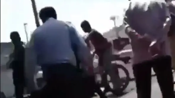  فیلم برخورد فیزیکی ماموران شهرداری با یک زن / اینجا کجاست؟!