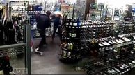 ببینید /تصاویری دوربین‌های مداربسته از لحظه حمله یک سارق مسلح به 2 زن در فروشگاه