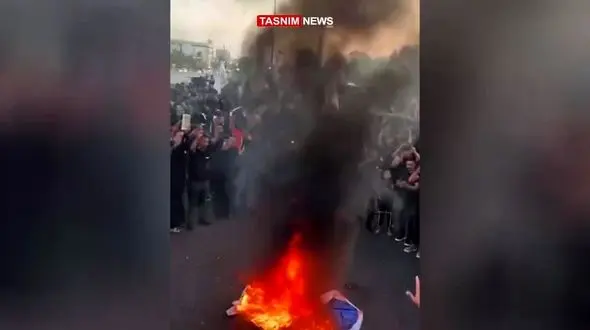 ببینید / عراقی‌ها پرچم سوئد را به آتش کشیدند + فیلم