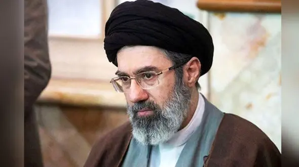 عکس های پسر و دختر آیت الله سید مجتبی خامنه ای و همسرش قبل شهادت/  نگاهی به کالسکه ایرانی و ساده نوه رهبری که کهنه هم هستش
