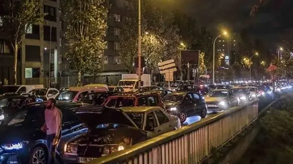 ترافیک بی سابقه اطراف پاریس پیش از اجرای قرنطینه دوم + فیلم