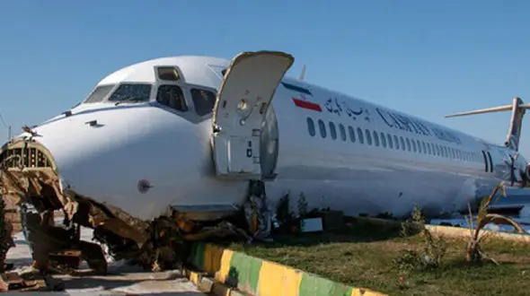 فیلم لحظه انتقال هواپیمای مسافری حادثه‌دیده به داخل فرودگاه ماهشهر