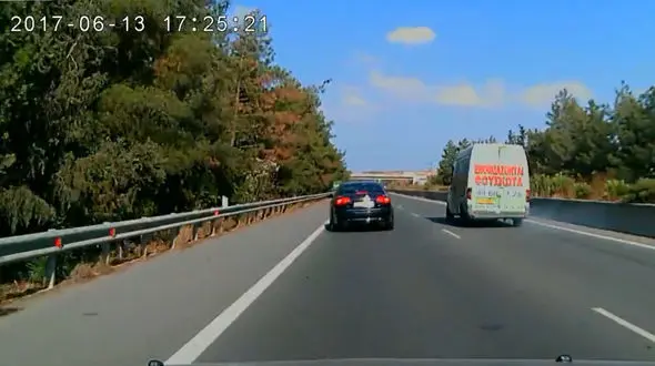 تیر اندازی عجیب هنگام رانندگی در بزرگراه+ فیلم