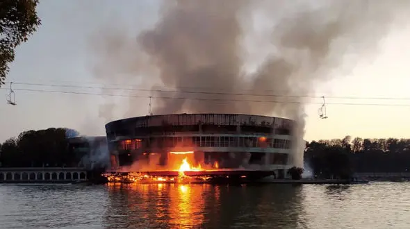 6 عکس از آتش سوزی بزرگ ساختمان تاریخی پارک ارم + فیلم و جزییات