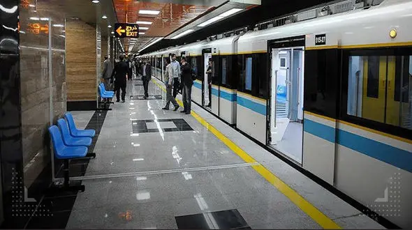 نجات جان پسر جوان از وسط ریل قطار مترو محمدیه / علت تاخیر مترو چه بود؟