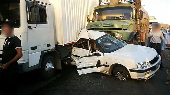 4 سرنشین پژو زیر چرخ های کامیون له شدند