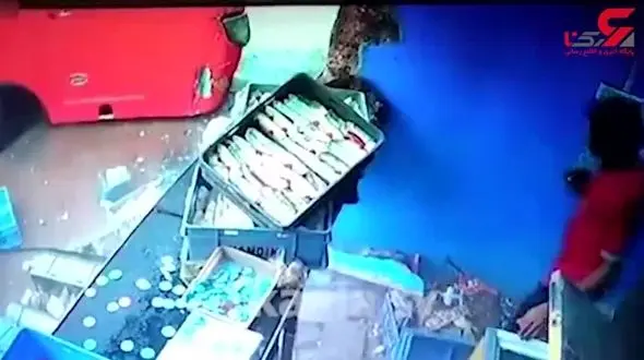 تصادف اتوبوس با فروشگاه مواد لبنی + فیلم 