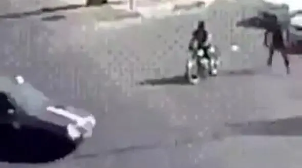 خونسردترین مرد موتور سوار پس از تصادف با خودرو + فیلم