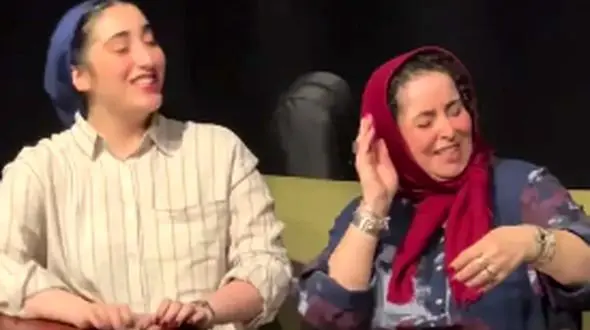 فیلم آواز باشکوه احساسیِ ژاله صامتی و دخترش جلوی چشم تماشاچیان / مادر و دختر خوش صدا همه را مبهوت کردند ...