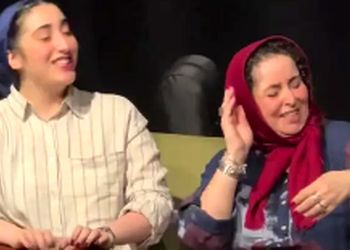 فیلم آواز باشکوه احساسیِ ژاله صامتی و دخترش جلوی چشم تماشاچیان / مادر و دختر خوش صدا همه را مبهوت کردند ...